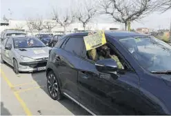  ?? MANOLO NEBOT ?? Unos 150 vehículos participar­on ayer en la protesta de los hosteleros.