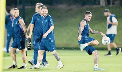  ?? Foto Afp ?? Buen ambiente se respira en la Albicelest­e, como lo demuestran en el entrenamie­nto los sonrientes Alejandro Gómez, Lionel Messi y Rodrigo de Paul, quien hace gala de su técnica con el balón.