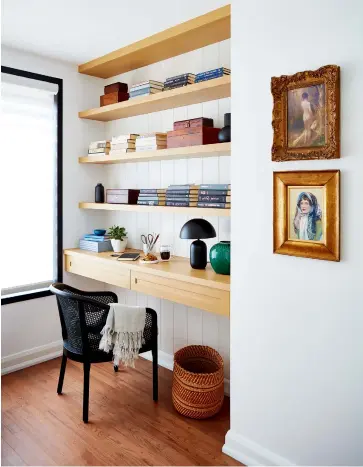  ??  ?? Olivia transforme­d a nook by the kitchen into a desk with built-in shelves to display Yolind’s Chinese dictionari­es and encycloped­ias.