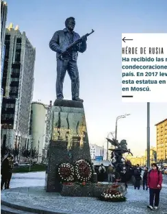  ??  ?? HÉROE DE RUSIA Ha recibido las máximas condecorac­iones de su país. En 2017 levantaron esta estatua en su honor en Moscú.