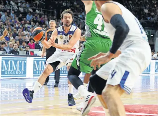  ??  ?? BUENA CONEXIÓN. Sergio Llull está a punto de asistir a Gustavo Ayón. Ambos fueron claves en el despertar del tercer cuarto.