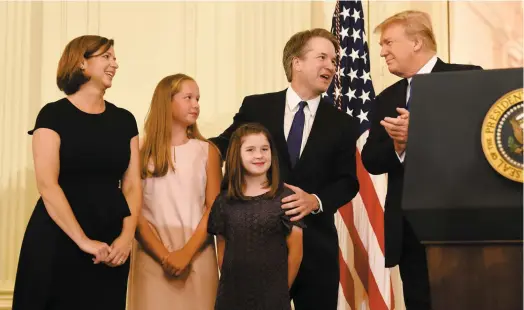  ?? PHOTO AFP ?? Hier soir, à la Maison-Blanche, le président américain a fait l’annonce de la nomination du magistrat Brett Kavanaugh, 53 ans, qu’on voit ici accompagné de sa femme Ashley et de ses deux jeunes filles.