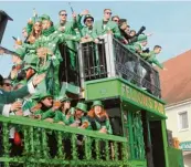  ??  ?? Sogar ein irisches Pub auf Rädern war in Genderking­en. Der Kindergart­en Oberndorf rollte in Miniatur mit (oben).