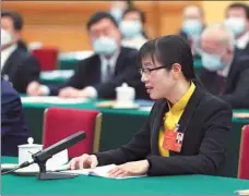  ?? HUANG JINGWEN / XINHUA ?? Yu Cheng speaks at a panel discussion on May 24, during the annual meeting of the National People’s Congress.