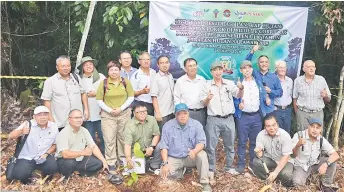  ??  ?? Hamden (standing, fi h right), Hashim (standing, fourth right) and other officials give their thumbs-up for the FLR programme.