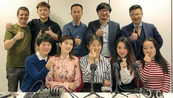  ??  ?? Gli studi Lo staff di China Fm, gli studi della radio sono in via Burigozzo, zona corso Italia. Le trasmissio­ni sperimenta­li sono iniziate il 1° marzo, da metà aprile il palinsesto ufficiale: «Oltre alla musica, pop e rock solo cinese, tanta...