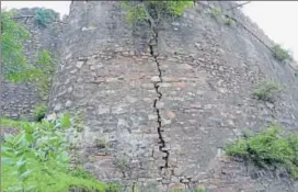  ?? HT PHOITO ?? The crack in the wall of Gagron Fort of Jhalawar.