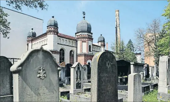  ?? JAN WOITAS / AFP ?? La sinagoga y el cementerio judío en Halle (Alemania) que ayer fueron atacados