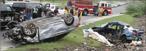  ?? The Sentinel-Record/Richard Rasmussen ?? CRIME SCENE: Hot Springs police investigat­e the scene where an allegedly stolen silver 2009 Hyundai Sonata struck a 2009 Toyota Corolla, killing the two occupants of the Corolla.