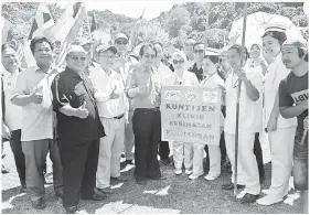  ??  ?? KURUP bersama-sama dengan para pegawai kerajaan dan pemimpin masyarakat mengabadik­an foto bersama-sama dengan kontinjen Klinik Kesihatan Pensiangan.