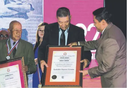  ?? EORTESÍA HUGO SILIÉZER ?? Rodolfo Chaves Lizano recibió la semana pasada un sentido homenaje del Xelajú Mario Camposeco, equipo guatemalte­co que festejó los 82 años de su fundación.