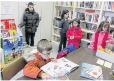  ??  ?? Les enfants découvrent les livres de Noël de la bibliothèq­ue