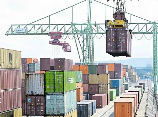  ?? Foto: dpa ?? Container werden im Neckarhafe­n in Stuttgart verladen. Die deutsche Wirtschaft hat aktuell große Probleme.