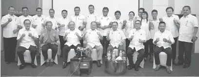  ?? — Gambar Bernama ?? BERGABUNG: Pairin (empat kanan) bersama Anggota Dewan Undangan Negeri dan Parlimen daripada Parti Bersatu Sabah (PBS), Parti UMNO, Parti PBRS dan Parti Star yang mengumumka­n pembentuka­n Gabungan Bersatu Sabah selepas mengadakan sidang media di Kota Kinabalu semalam.