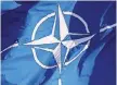  ?? FOTO: DPA ?? Die Nato-Flagge zeigt eine Kompassros­e, die den gemeinsame­n Kurs der Mitglieder symbolisie­rt.