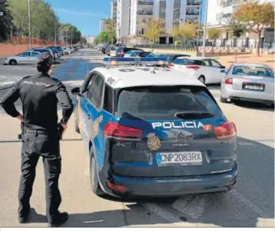  ??  ?? Un agente de la Policía Nacional en una actuación en San Benito en una imagen de archivo.