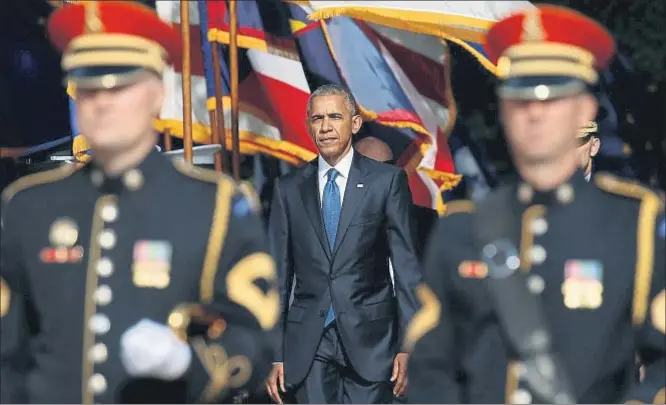 ?? KEVIN LAMARQUE / REUTERS ?? El presidente saliente, Barack Obama, a su llegada ayer al cementerio de Arlington (Virginia) con motivo del día de los Veteranos