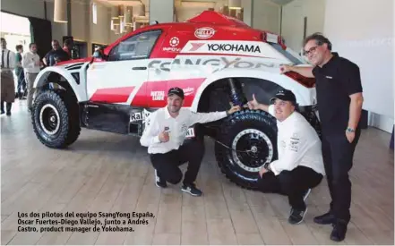  ??  ?? Los dos pilotos del equipo SsangYong España, Óscar Fuertes-Diego Vallejo, junto a Andrés Castro, product manager de Yokohama.