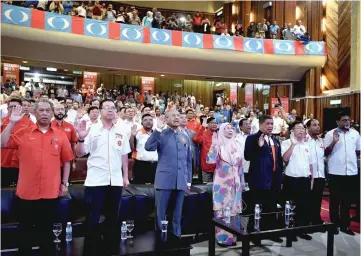  ??  ?? (From left) Muhyiddin, DAP secretary-general Lim Guan Eng, Dr Mahathir, Wan Azizah and Mohamad Sabu joining others in taking a pledge at the briefing for Pakatan Harapan (PH) candidates for GE14. — Bernama photo