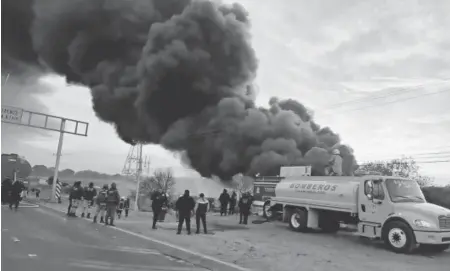  ?? CORTESÍA: BOMBEROS SANTIAGO TULANTEPEC ?? Fueron dos hectáreas las afectadas en la comunidad de Las Lajas