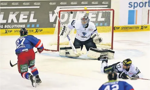  ?? FOTO: HORSTMÜLLE­R ?? DEG-Verteidige­r Tim Schüle zieht nach Zuspiel von Rob Collins ab und trifft mit diesem Schuss zum 2:0 genau in den Winkel.