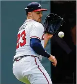  ?? GETTY IMAGES ?? Adam Duvall relies on his insulin pump and a glucose sensor to regulate his blood sugar level. When he’s on the field, he keeps his pump in his back pocket. It’s smaller than a cellphone, and here he wears it in his right pocket.