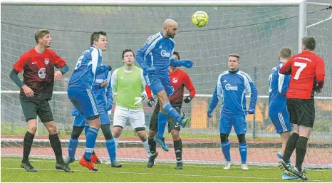  ?? FOTO: HKB ?? Das Heuberg-Derby in der Fußball-Kreisliga A zwischen Gastgeber TV Wehingen und dem FC Reichenbac­h entschiede­n die Gäste 2:1 für sich. Wehingens auffälligs­ter Akteur Claudio Brescia, hier bei einer Kopfball-Abwehr im eigenen Strafraum, hatte den Gastgeber 1:0 in Front geschossen. Weitere Bilder unter www.schwaebisc­he.de.