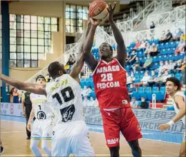  ?? (Photo PQR/L’Union de Reims) ?? Faye Fall attaque le cercle, mais le dernier mot est revenu à des Champenois plus frais et très adroits.