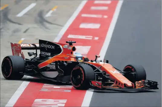  ??  ?? ZONA MEDIA. Fernando Alonso completó dos sesiones de entrenamie­ntos libres entre los 10 mejores tiempos de la jornada con su McLaren.