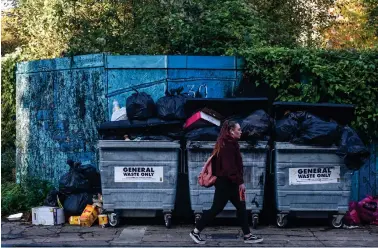  ?? ?? Binmen are currently on strike in a battle for better pay