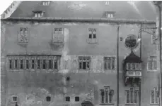  ??  ?? In desolatem Zustand: das Rathaus (Nordseite) vor Beginn der Umbauarbei­ten 1929. An der linken Ecke wurde der Arkadendur­chgang realisiert, die Uhr über dem Renaissanc­e-Erker musste einem Fenster weichen.