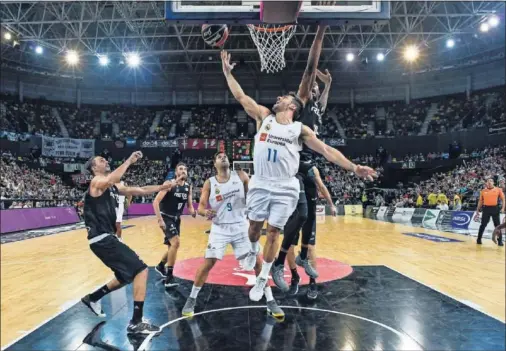  ??  ?? ACROBÁTICO. Facundo Campazzo intenta anotar a aro pasado ante la intimidaci­ón de Gladness. El argentino (1,78 m) hizo un mate.