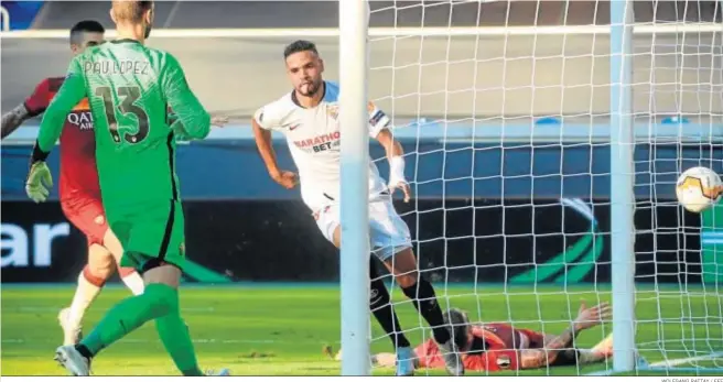  ?? WOLFGANG RATTAY / EFE ?? En-Nesyri hace el segundo gol del Sevilla ante la mirada del portero de la Roma Pau López.