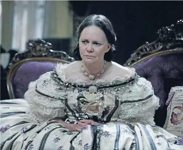  ??  ?? Heavy weight: Sally Field went to great lengths to portray Mary Todd Lincoln.