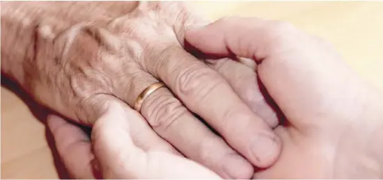 ?? Foto: dpa ?? Ältere Menschen leiden häufig darunter, dass sie nur noch wenig berührt werden. Pflegende Angehörige sollten das beachten.
