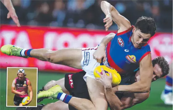  ?? Main picture: Michael Klein ?? Bulldog Laitham Vandermeer tackled by Port Adelaide skipper Tom Jonas and (inset) Cody Weightman at training.