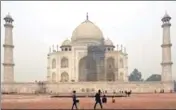  ?? AP FILE ?? Workers clean the Taj Mahal in Agra. There are rising concerns over the discoloura­tion of the monument due to pollution.