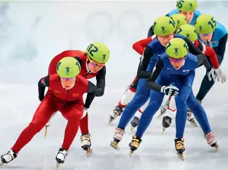  ?? ?? L’équipe chinoise remporte la finale du relais féminin 3 000 m en patinage de vitesse sur piste courte aux Jeux olympiques d’hiver de 2010 à Vancouver, le 24 février 2010.