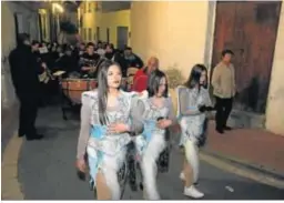  ??  ?? El desfile transcurri­ó por las principale­s calles del pueblo.