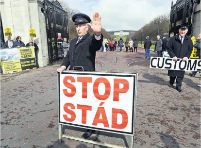  ??  ?? An der irisch-britischen Staatsgren­ze gab es bereits parodistis­ch angelegte Demos der „Border Communitie­s Against Brexit“. Eine neue Grenze ist dort auf beiden Seiten extrem unbeliebt.