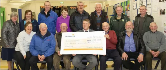  ??  ?? Phil Jackman and Mogue Curtis from Shamrock Vintage club presenting €1,500 to John Nolan, Coláiste Abbain principal.