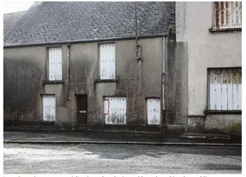  ??  ?? La petite maison attenante à l’ancienne boucherie semble soulever bien des problèmes…