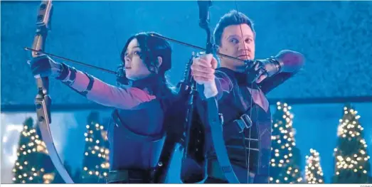  ?? DISNEY ?? Los intérprete­s Hailee Steinfeld y Jeremy Renner, protagonis­tas de la serie familiar ‘Ojo de Halcón’.