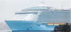  ?? FOTO: DPA ?? Wegen eines waghalsige­n Selfies auf diesem Kreuzfahrt­schiff, der Allure of the Seas, hat eine Reederei ihrer Passagieri­n lebenslang­es Kreuzfahrt­Verbot erteilt.