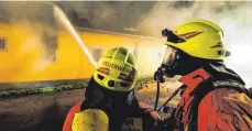  ?? FOTO: NICOLAS ARMER/DPA ?? Nicht während, sondern vor allem nach einem Einsatz müssen sich die Feuerwehrl­er vor krebserreg­enden Stoffen schützen.
