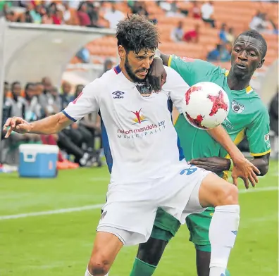  ?? Picture: PHILIP MAETA/GALLO IMAGES ?? MOVING IN: Fares Hachi, of Chippa United, and Robin Ngalande, of Baroka FC, during their Absa Premiershi­p match at the Peter Mokaba Stadium in Polokwane on Saturday