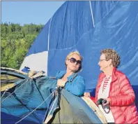  ?? RYAN ROSS/THE GUARDIAN ?? Theresa Kelly, right, talks with her granddaugh­ter Tara Fulop while they wait to take their hot-air balloon ride.