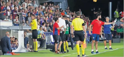  ??  ?? EL ALCORAZ. Medié Jiménez, revisando la jugada del gol de Raúl de Tomás al Huesca, que posteriorm­ente anularía por falta.