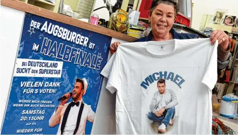  ?? Foto: Silvio Wyszengrad ?? Die Fans fiebern mit: Gabi Heß von 1314 yourdesign in der Jakoberstr­aße hat alle Hände voll zu tun, um für Fanclubs Michael Rauscher T Shirts zu bedrucken.