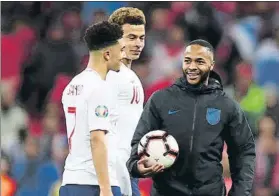  ?? FOTO: GYI ?? Sterling, con el balón del partido Junto a Jadon Sancho, que le dio el 1-0, y Dele Alli